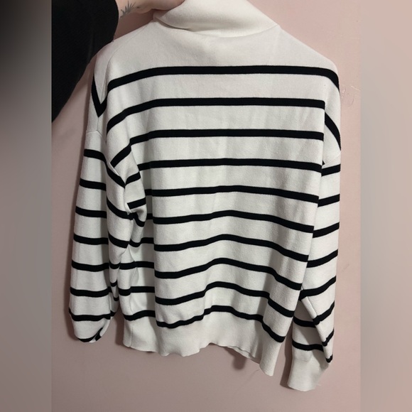 ⭐️Beautiful striped black and white knit sweater women’s large - Picture 3 of 8